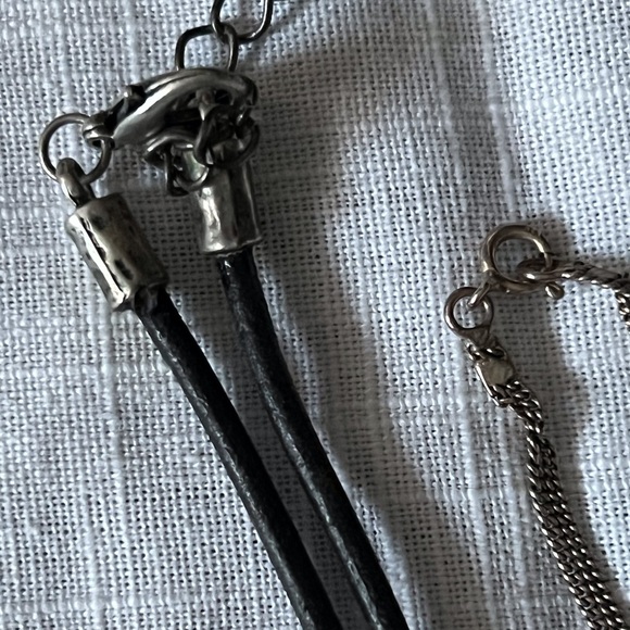 Silver toned women’s costume jewelry - Picture 4 of 5